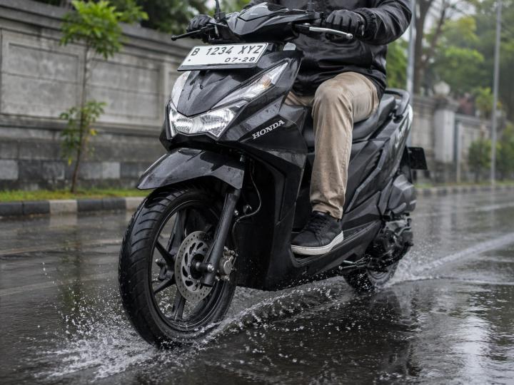 Rutin Cek Rem dan Ban Motor Saat Musim Hujan
